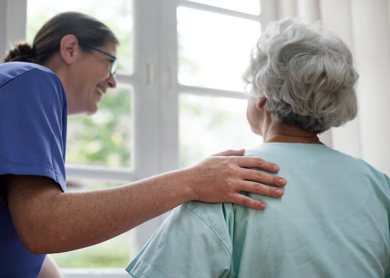 Sestra sa rozpráva s pacientom